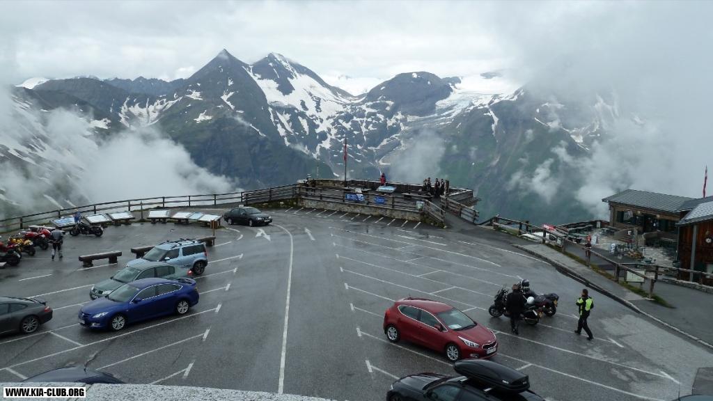 Můj červený Ceed na Eldeweissspitze 2571 m nad mořem