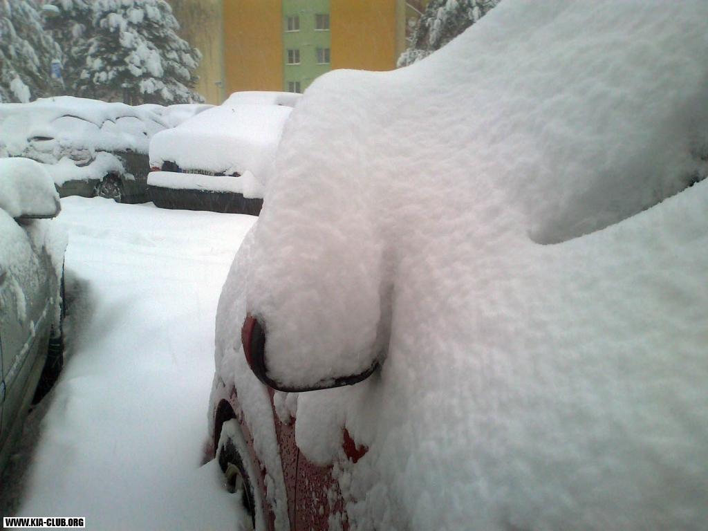 Zima 2013 - I na zrcátko se vešla spousta sněhu